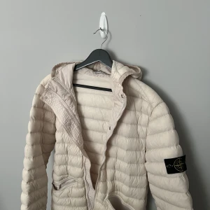 Stone Island Jacka - Cond: 7,5/10 Grym jacka som är använd sparsamt och har mer liv i trygga händer, jackan är cremevit