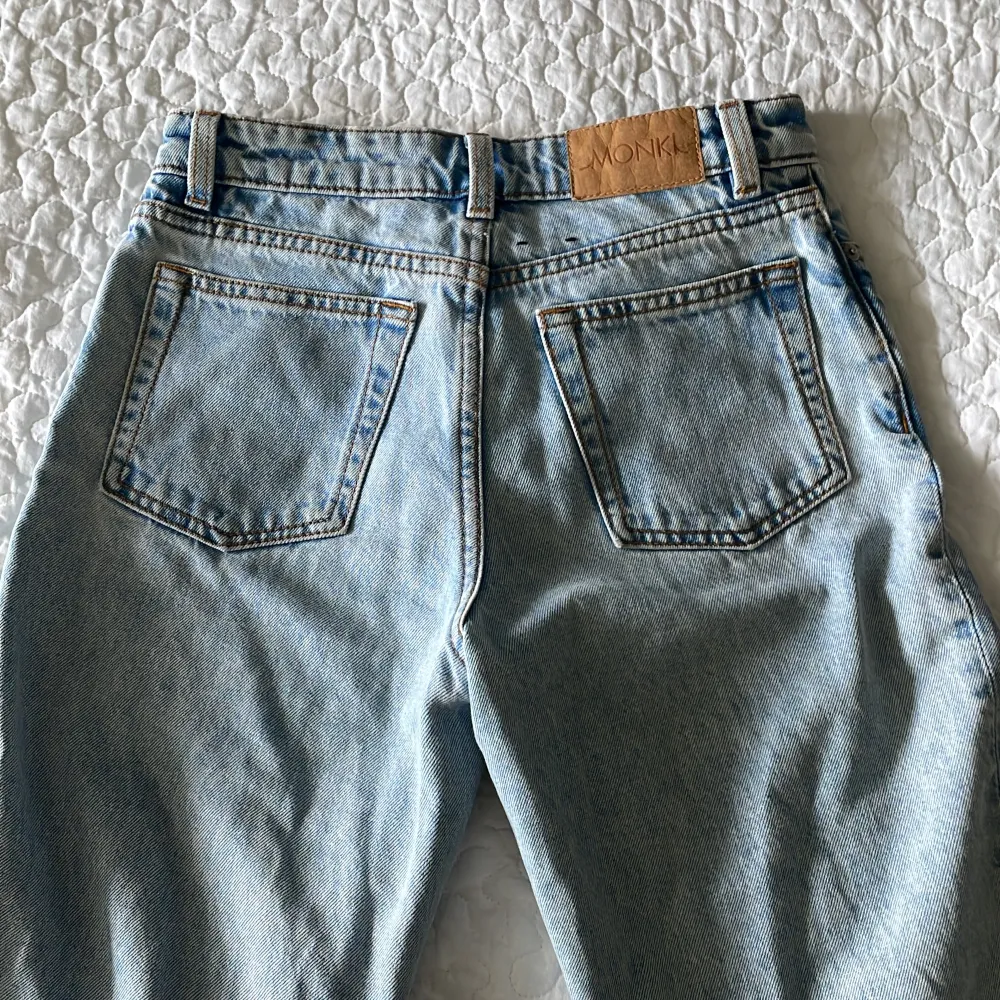 Ett par sjukt snygga jeans ifrån Monki. Köpa för ett tag sedan men knappt använda. Byxorna är raka och low Waits/ mid waist. Är lite osäker på storlek men tror att 32/31 💙 kom privat för specifika mått. 💙. Jeans & Byxor.