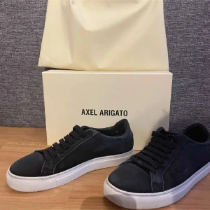 Axel Arigato skor - Jätte fina och sköna skor, användt de därför ja säljer så billigt💗 Pris kan diskuteras