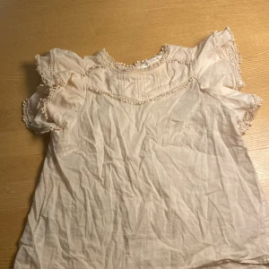 Ljusrosa blus - Jätte fin och söt blus, med lite volanger. Från mango storlek XS❤️‍🔥❤️‍🔥