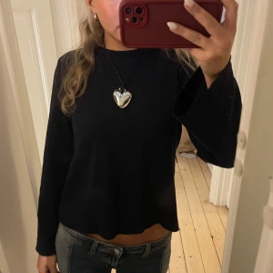 Mörkblå långärmad tröja  - Denna tröja är basic men så snygg!! De utsvängda armarna gör den lite mer uppklädd! Den kan förekomma dom svart på bilderna, men den är mörkblå! 