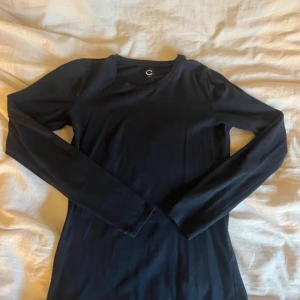 Mörkblå tajt tröja  -  En super snygg tajt mörkblå tröja från Cubus. Använt den några gånger men är i väldigt fint skick❤️