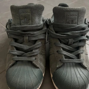 gröna addidas superstars  - säljer nu mina supersnygga mörkgröna addidas superstars i mocka material, då dem aldrig kom till användning.💞