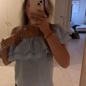 As snygg blå volang topp!🥰