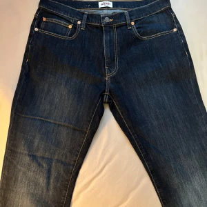 Gant jeans - Säljer ett par stilfulla Gant byxor i utmärkt skick. Dessa klassiska byxor är tillverkade av högkvalitativt material och har en bekväm passform som passar både till vardags och till mer formella tillfällen. Storlek [36/30].Perfekt för den stilmedvetn