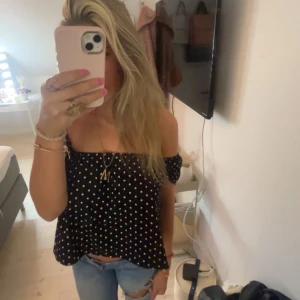 Prickig topp! - Såå gullig topp som funkar både som off shoulder och vanligt!!🥰🥰