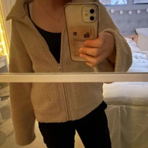 Beige teddyjacka i storlek XS - Säljer nu min beiga teddy jacka från H&M! Den är använd några fåtal gånger och har inga defekter. Det är storlek xs men skulle säga att den passar s också!