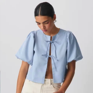 blå blus  - den populära blusen från Gina!!  Jag har den i alla färgen men tycker inte att den blåa passar mig så bra så därför har denna tyvärr aldrig kommit till användning.  Jag är en Xs/S men har denna och den svarta i L för den passar så bra som oversize 