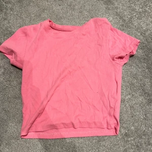 rosa tröja - tröja från new yorker  aldrig använd  pris: 20kr 