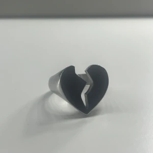 Ring  - Ring från ur &penn i rostfritt stål, vet inte exakta storleken men skulle säga S eller 16.8 Köpt för 299 💕