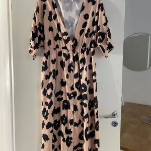 Klänning  - Ny klänning endast provad