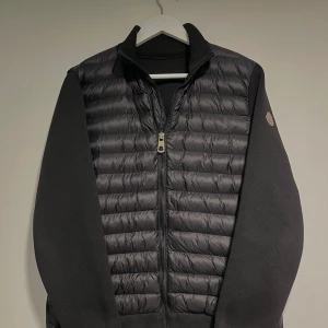 Moncler Cardingan - Riktigt schysst moncler cardingan i storlek S.  Bra skick och nästan aldrig använd. QR koden fungerar även perfekt. Vid funderingar är det bara att höra av sig😄