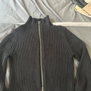 FB sister kofta - Svart kort kofta från FB sister sitter tight på kropoen anvönd bara en gång 