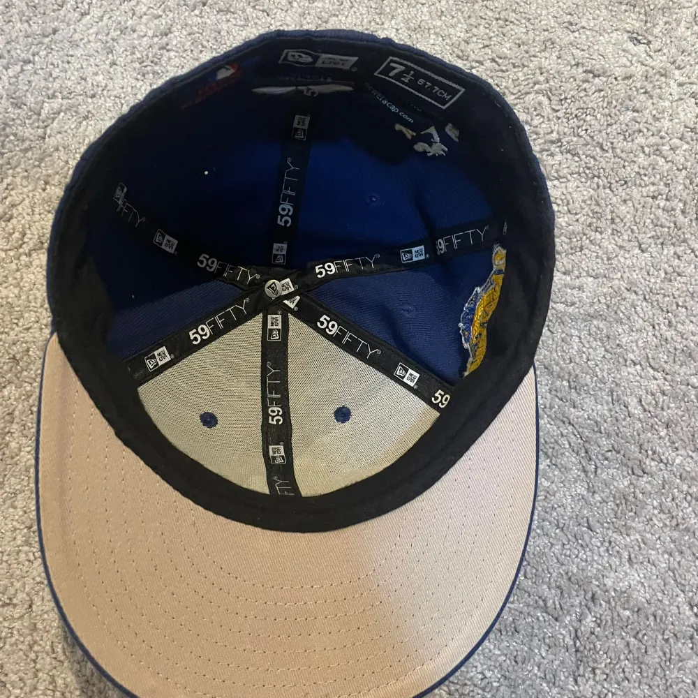 New Era keps knappt använd, skick 9/10, säljer för jätte billigt pris för jag vill bara bli av med den, mer info/bilder kommer i dm, ingen ångerrätt!. Accessoarer.