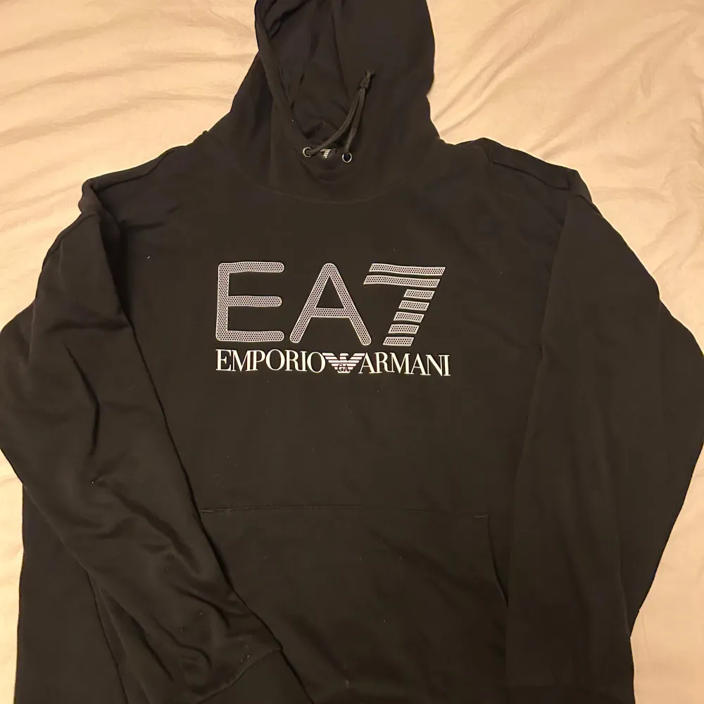 Snygg armani ea7 hoodie, som är i ny skick.. Hoodies.