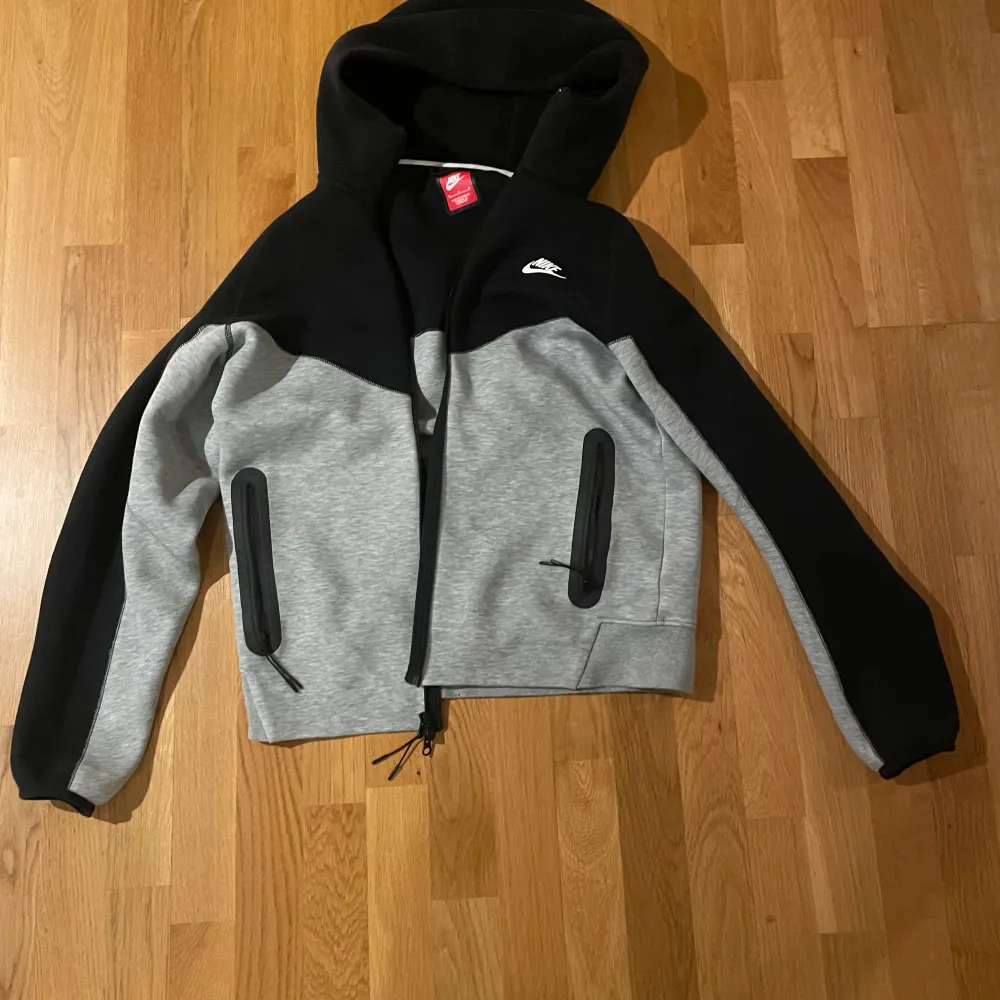 10/10 skick nästan helt oanvänd köpt på nike online  . Hoodies.