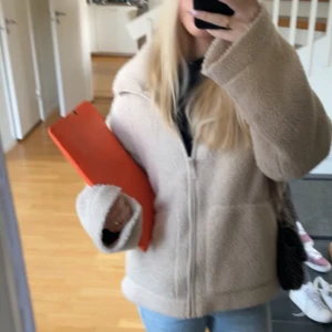 Hm teddyjacka - Supermysig teddyjacka från hm som är perfekt nu till hösten 🤎🤍 Skulle passa någon som har storlek xxs-m