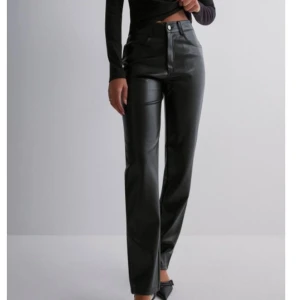 Skinn jeans  - Säljer dessa skinn byxor/jeans pga av lite för stora  Använda 1 gång inget slitage finns helt nya❣️