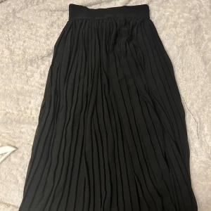Utsvängd svart kjol🖤 - Säljer denna söta svarta kjolen med resårband i midjan som ger dig en finare passform, använd enstaka gånger men är i fint skick. Passar perfekt till både jobb som festliga tillfällen🖤