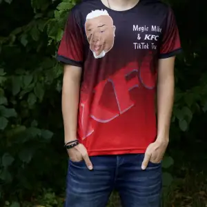 Megic Mike TikTok collab KFC!! Medium. Modellen är 182