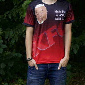 KFC tröja - Megic Mike TikTok collab KFC!! Medium. Modellen är 182