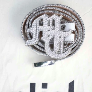 Tuttolente bälte  - Fint y2k bält från svenska märket tuttolente!! Skick 8/10 Gör din outfit mycket snyggare. Har gjorts egna hål men det skadar inte! Dust bag tillkommer. Nypris 1200kr. Slut på hemsidan!!!