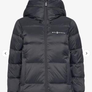 Säljer denna sail racing down hood jacket i storlek S, i bra skick den är bara använd nån enstaka gång förra vintern, bara att höra av sig för fler bilder💕