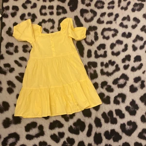 Gul klänning  - Gul fin klänning i rent och fint skick, inte trasig, använd ett par gånger. Priset går att diskutera. 