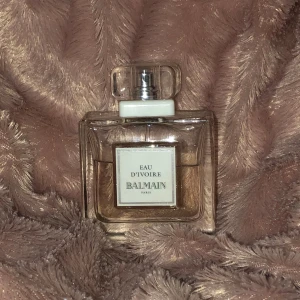 Balmain parfym - Mer än halva kvar. Luktar jättegott men har en massa andra som jag använder så tycker att nån annan borde få den istället 💞
