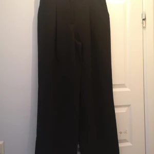 Svarta finbyxor dam strl 42 - Helt nya,oanvända NA-KD kostymbyxor. Nypris 550kr!