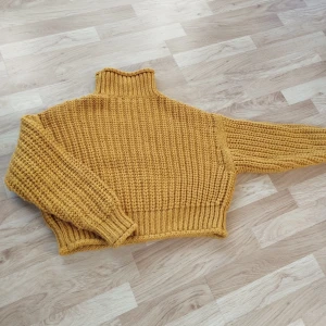Tjock Gul Stickad Tröja - En perfekt varm gul höst färg tjock stickad tröja. Passar för att hålla dig varm under hösten. Köpt från Sellpy i nyskick från H&M, men passade ej. Därför helt nyskick! Storlek: M