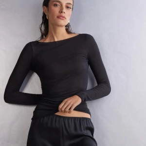 Intimissimi tröja - Säljer denna trendiga intimissimi i svart ( SÄLJER OCKSÅ EN VIT LIKADAN TITTA MIN PROFIL!) Inge skador eller tecken på andvändning som fläckar tex ser nu ut. Skriv för egna bilder nypris 569kr men pris går att diskuteras vid snabb affär/ köp av båda❤️