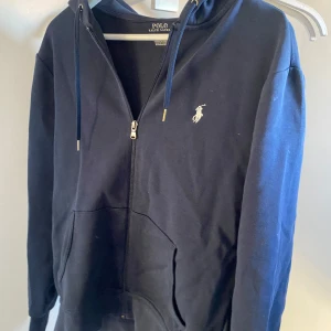 Ralph Lauren fullzip - Säljer min tvär fetta ralph lauren half zip. Skicket är 9/10. Nypris kostar den ca 2100. Storleken på tröjan är i S och jag är 180 cm och den passar mig perfekt. Här av er vid minsta fundering så kommer fler bilder 