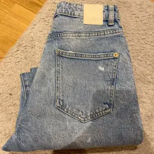 Säljer ett par snygga blå jeans från Zara. De har en klassisk femficksdesign och är tillverkade i slitstarkt denim. Perfekta för en avslappnad vardagslook!