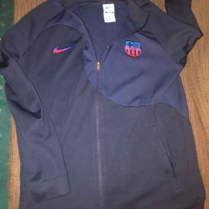 FC Barcelona kofta - Säljer en riktigt fet och bekväm Barcelona kofta som har storlek M i slim fit. Den har knappt används vilket man kan se på bilderna. Om du vill ha fler bilder på koftan så är det bara och höra av sig. 