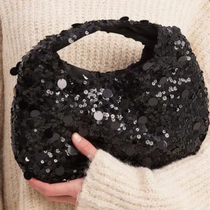 Svart väska med paljetter - Supersöt väska med paljetter på 😇. Aldrig använd tyvärr så prislapp kvar! Nypris 499, kommer från NA-KD. 