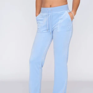 Juicy byxor - Snygga juicy couture byxor. Använd ett fåtal gånger men inga defekter. De är uppsydda eftersom de var lite för långa för mig. Passar mig som är 162 cm lång! Passar även om man är lite längre!💕 Skriv för frågor eller fler bilder. Nypris: 1200 :-