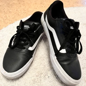 Vans old skool - Vans i skinnimitation i bra skick