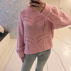 Rosa stickad tröja  - Rosa stickad tröja i fint skick. Storlek L, passar mig som är S, så passar S/L beroende på passform. Kan gå ner i pris vid snabb affär. SÅ FIN NU INFÖR HÖSEN!! 