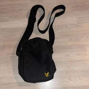 Lylescoot väska - Säljer denna lilla perfekta väska som är helt oanvänd 11/10 skick🤩🤩🤩