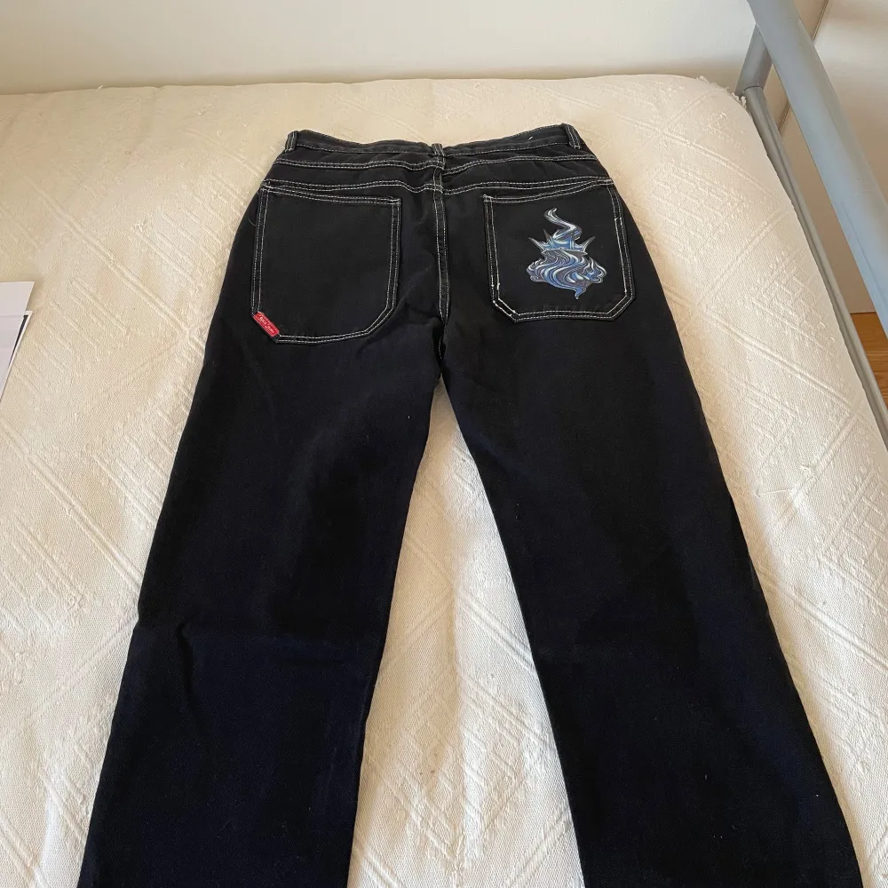 Fett snygga straightleg JNCOs använda ett fåtal gånger, dem är lite för korta för mig som är 183 cm skulle säga att dem passar 170-178 om man inte vill att dem ska hänga lite.. Jeans & Byxor.