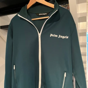 Grön Palm Angels tröja - Tjena, Säljer nu min gröna Palm Angels tröja då den ej kommer till användning. Tröjan är i bra skick och är i storleken M. |Kan ej garantera äkthet därav priset!, köp på egen risk| Vid fler frågor hör av dig!  Mvh Emrik 