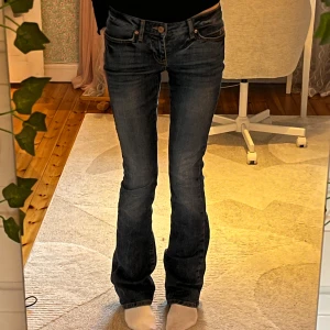 low waist bootcut jeans - låglidjade bootcut jeans från noisy may