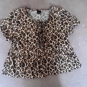 Gina blus  - Säljer denna Leopard blusen från Gina Tricot pga att den inte kommer till användning. Den är aldrig använd och nypriset är 399kr. 