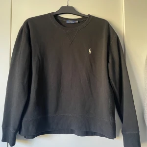 Ralph Lauren tröja  - Fin Ralph lauren som nästan aldrig är använd, nypris: ca 1200kr, (detta är i barnsize), köpte från en annan på Plick men den passar inte