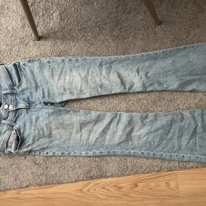 Lågmidjade bootcut jeans  - Söker mina skit snygga bootcut jeans, då de sällan används. De är i bra skick och har mönster på fickorna där bak. 