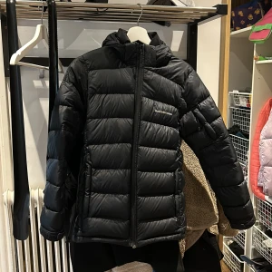 Peak performance jacka - Säljer nu min peak jacka i storlek 170, passar s!🥰 superfint skick utan defekter❤️ pris kan diskuteras vid snabb affär 💞