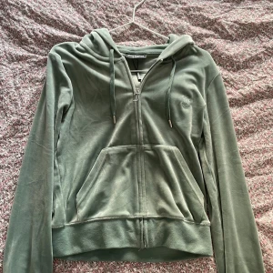 Juicy Couture Zip up hoodie - Använd väldigt få gånger och ingen skada! Storlek M
