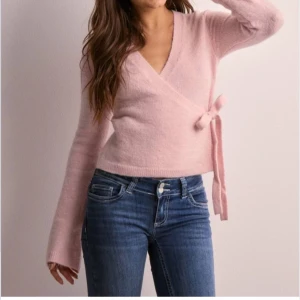 Stickad kofta - Säljer denna otroligt populära & slutsålda stickade tröjan ”knitted wrap cardigan” från Gina! Aldrig använd❤️ lägger in egna bilder här senare eller skickar privat 😁