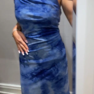 Blå klänning ✨💙 - Söt blå lång klänning💫🩵 Har bara använt en gång på skolavslutning men har köpte den på plick⭐️ Lappen är borta. Det ska vara en storlek S men passar mer M. Säljer för att den är för stor💙 superfin klänning